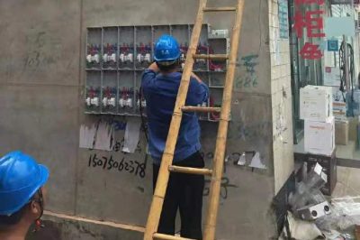 磁縣供電公司農(nóng)村更換電表箱、整理不規(guī)范線路