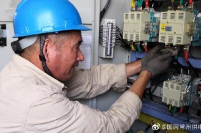 溧陽(yáng)市供電公司冒高溫?fù)屝夼潆姽裰袚p壞的接觸器