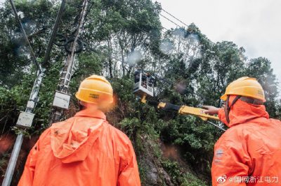 溫嶺市供電公司對(duì)城區(qū)內(nèi)受到樹(shù)木影響的線路開(kāi)展修剪工作