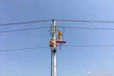 武清供電公司采用絕緣平臺進行帶電搭火工作