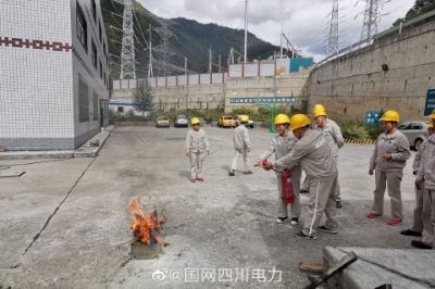 藏區(qū)黨員服務(wù)隊雅江運維班組織全體當值人員進行事故預(yù)想消防演練