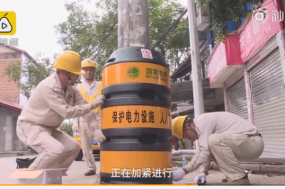 低頭族福音！電桿穿上“防撞衣”  夜晚還能反光