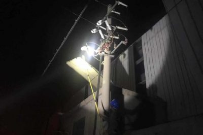 東?？h供電公司搶修受到影響的兩臺用戶變壓器