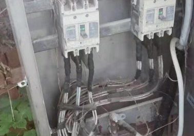 句容茅山供電所搶修大貨車(chē)發(fā)生自然燒毀的電表電纜