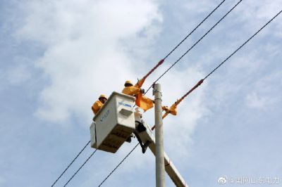 海陽(yáng)供電公司搶修10千伏北京線絕緣子斷裂脫落