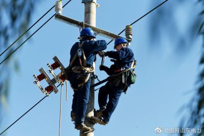 濟(jì)陽區(qū)供電公司員工對(duì)10千伏鎮(zhèn)北線進(jìn)行檢修改造