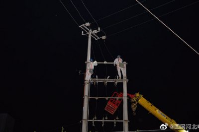 深夜零點對10千伏獻工線路拆除導線 配變 架設(shè)導線