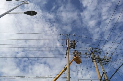泊頭市供電公司對10千伏5524泊糧線支線開關(guān)進(jìn)行檢修試驗