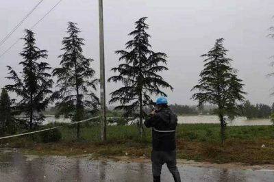 渭南供電公司雨中保證轄區(qū)電網穩(wěn)定運行
