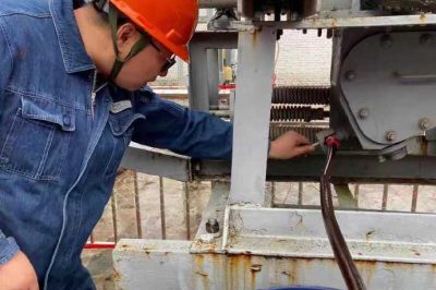 110千伏融冰變電站3501開關(guān)進行檢修工作