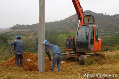 大張莊鎮(zhèn)溝窩臺區(qū)進(jìn)行電網(wǎng)改造施工