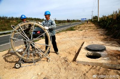 潮水機(jī)場(chǎng)路35千伏季崮線(xiàn)進(jìn)行入地電纜敷設(shè)工作