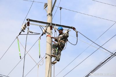 臨沂供電公司施工人員對(duì)10千伏鳳凰九線(xiàn)進(jìn)行線(xiàn)路升級(jí)改造