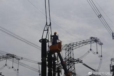 500千伏石北站的擴建現(xiàn)場運維人員登上高空車掛好接地線