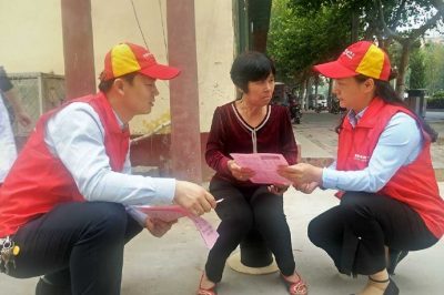 “太行之光”黨員服務(wù)隊隊員走街串巷入社區(qū)向廣大群眾發(fā)放安全用電宣傳單