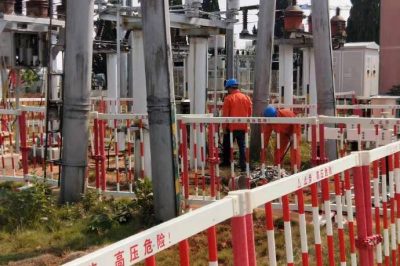 110千伏變電站改造工程現(xiàn)場(chǎng)進(jìn)行35千伏引線(xiàn)制作安裝