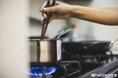 燃?xì)庠畎l(fā)生意外時(shí)，嚴(yán)禁打開任何電器