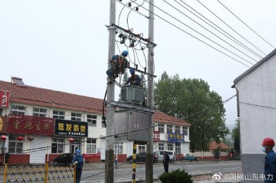 海陽(yáng)供電公司在10千伏小政線進(jìn)行線路改造