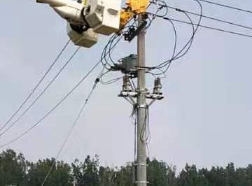 進(jìn)行帶電拆除高壓線(xiàn)。