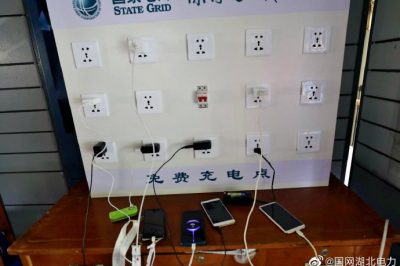 暴雨致停電，定制充電板為愛續(xù)航