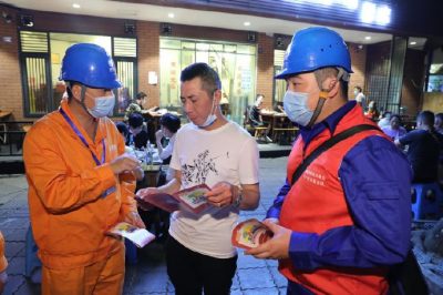 為各個攤位檢查用電安全情況、排查隱患、發(fā)放用電安全宣傳單