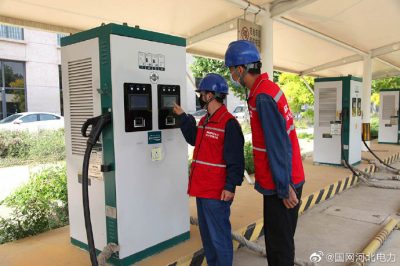 巡視檢查電動(dòng)汽車(chē)充電樁