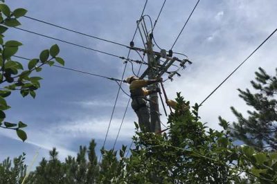 9米桿上帶電作業(yè)，近3米長、4公斤重的絕緣操作桿