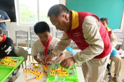 開展安全知識(shí)進(jìn)校園、進(jìn)社區(qū)等活動(dòng)12場