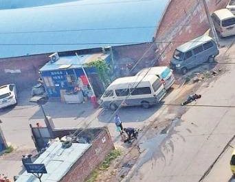 有人高壓線下施工觸電，居民救援“往身上澆水”……這是幫倒忙！