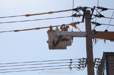 帶電作業(yè)班對(duì)10千伏547輕貿(mào)線主干049號(hào)桿隔離開關(guān)進(jìn)行帶電接引