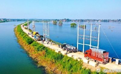 在廬江縣同大鎮(zhèn)白石天河古圩段圩堤上進(jìn)行立桿、架線(xiàn)、安裝配變?cè)O(shè)備