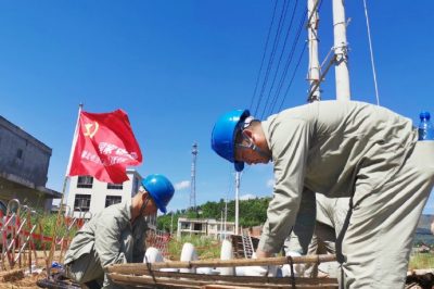 對洪港鎮(zhèn)燕廈鄉(xiāng)湖山村進(jìn)行立桿、放線工作