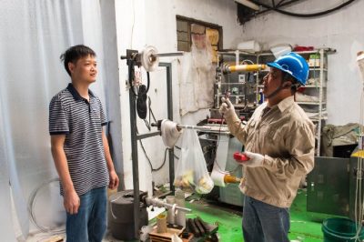走進(jìn)轄區(qū)內(nèi)小作坊，檢查用電線路，試跳漏電保護(hù)器