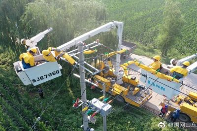 在10千伏無鹽線新城支線55號(hào)桿安裝分段開關(guān)作業(yè)現(xiàn)場(chǎng)開展帶電作業(yè)