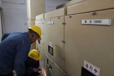 高新供電分公司組織工作人員對(duì)轄區(qū)內(nèi)開(kāi)閉所進(jìn)行雨天特巡工作