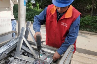 在楊家莊村“煤改電”施工現(xiàn)場進(jìn)行低壓線路設(shè)備補(bǔ)強(qiáng)