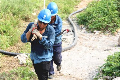頭頂烈日奮戰(zhàn)在10千伏程?hào)|線升級(jí)改造