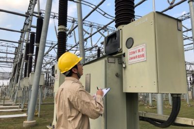 開展變電站安全巡視，確保設(shè)備安全運行
