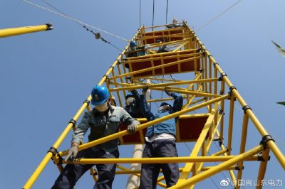 在10千伏樓府線孫士麻支線71號(hào)桿處開(kāi)展帶電作業(yè)