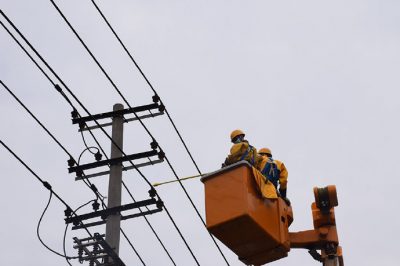 在10千伏泰薛線、造紙線雙回線路開展帶電作業(yè)