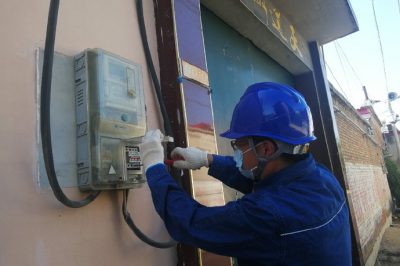 國網任丘市供電公司員工在出岸鎮(zhèn)對居民電表進行巡視檢查
