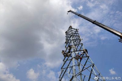 開展上林110千伏線路工程A2號(hào)、A6號(hào)、B7號(hào)鐵塔組立