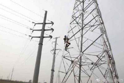 在35千伏觀城輸變電線(xiàn)路新建工程現(xiàn)場(chǎng)進(jìn)行鐵塔組立工作