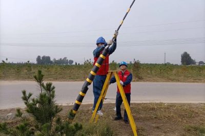 深入田間地頭為配電線路桿塔拉線安裝反光膜、拉線護(hù)套