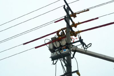 在10千伏園辛線(xiàn)5723東花園開(kāi)展帶電接引線(xiàn)工作