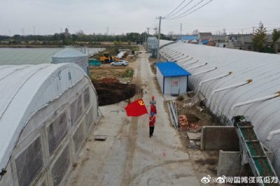 檢查養(yǎng)雞場用電設備，全力做好養(yǎng)殖基地跟蹤服務工作