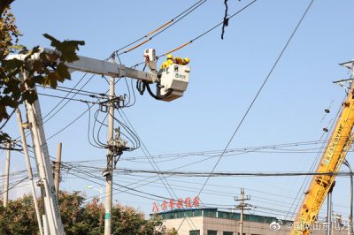 對(duì)10千伏長(zhǎng)山線6號(hào)桿開(kāi)展帶電遷移工作