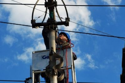 對(duì)220千伏躍立變電站為刀閘進(jìn)行“體檢”