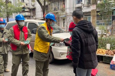 為社區(qū)孤寡老人普及用電安全知識、檢查用電安全