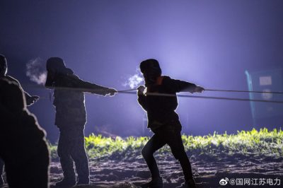 在黃集—三堡500千伏線(xiàn)路工程進(jìn)行跨越鄭徐高鐵施工作業(yè)